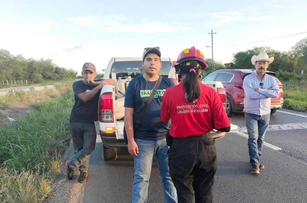 Un grupo de 12 trabajadores que viajaban en un transporte de personal, resultaron lesionados, al ser impactados por un tráiler, que emprendió la huida en el municipio de Linares.
