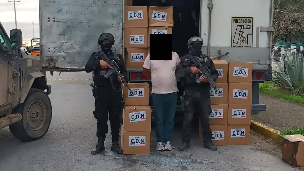 El hombre detenido el sábado con 521 despensas que llevaba en un tráiler y tenían las siglas del Cártel del Noreste, en Anáhuac, fue vinculado a proceso y permanecerá en un centro penitenciario.