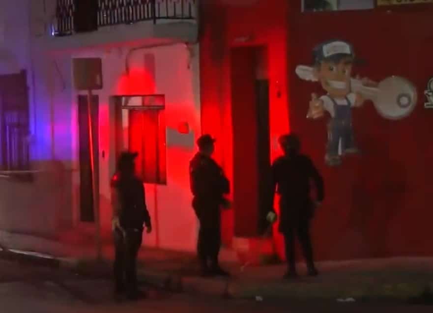Hombres armados atacaron con armas de alto poder, una vivienda de la Colonia Independencia, dejando un saldo de un hombre herido y daños materiales de consideración.