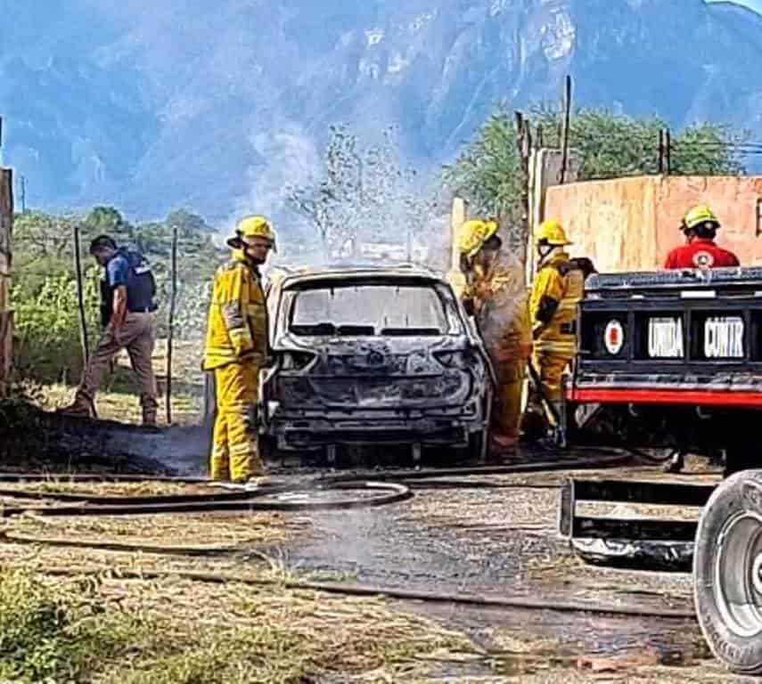 Una intensa movilización policiaca se registró en el municipio de Montemorelos, al reportarse el incendio intencional, de una camioneta que fue abandonada.