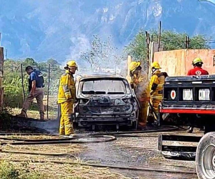 Arde camioneta en Montemorelos Arde camioneta en Montemorelos
