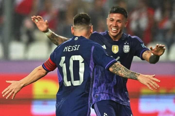 Doblete de Messi y Argentina se afianza Doblete de Messi y Argentina se afianza