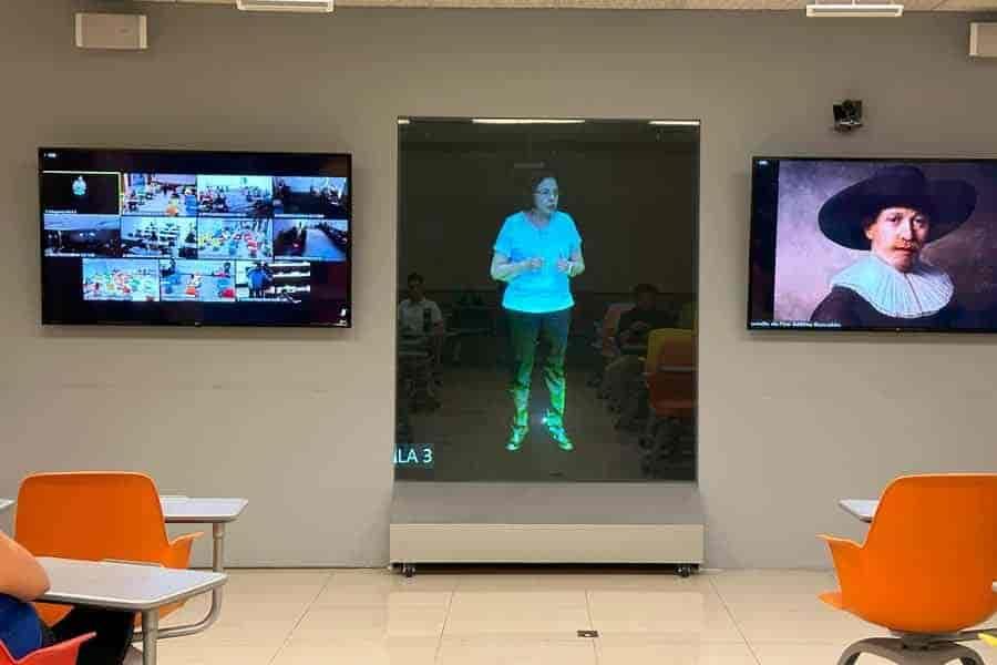 Así fue la primera clase holográfica simultánea en 11 campus
