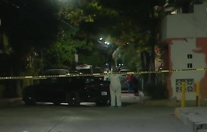 Un joven falleció ejecutado abrazado de su bebé a la que protegió, la noche del martes en un domicilio de la Colonia Francisco Villa, al norte del municipio de Monterrey, donde la menor resultó con un rozón de bala.