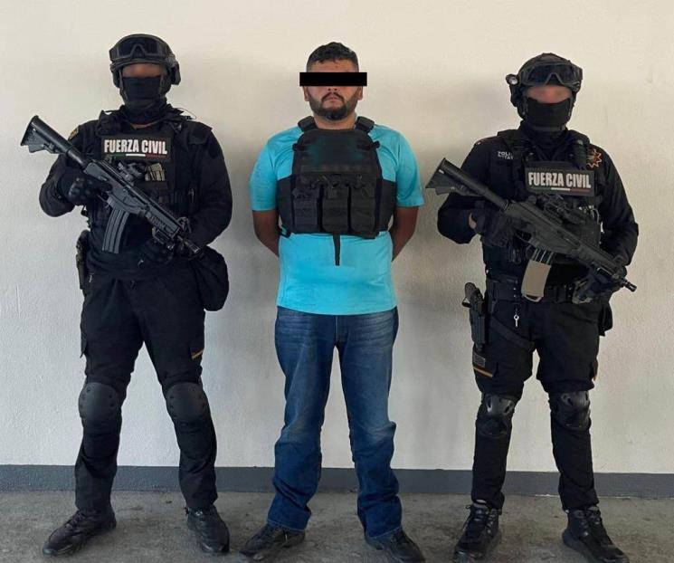 Cae con explosivo artesanal, arma de fuego y droga 