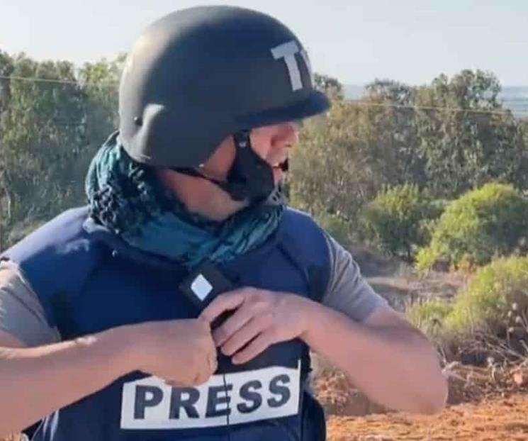 La reacción de un reportero tras caída de misil en Israel La reacción de un reportero tras caída de misil en Israel