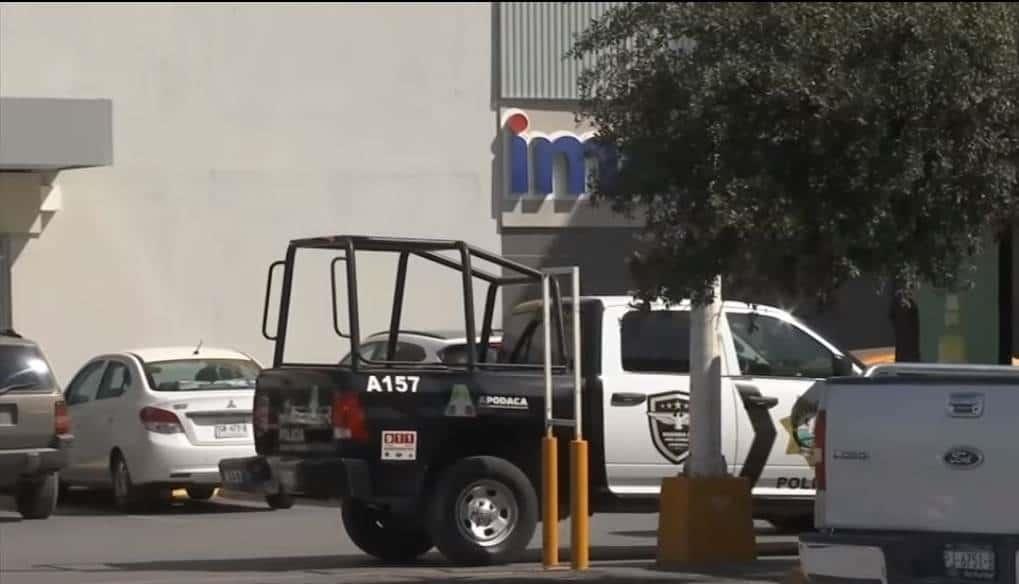 Roban camioneta a mujer con violencia en Apodaca