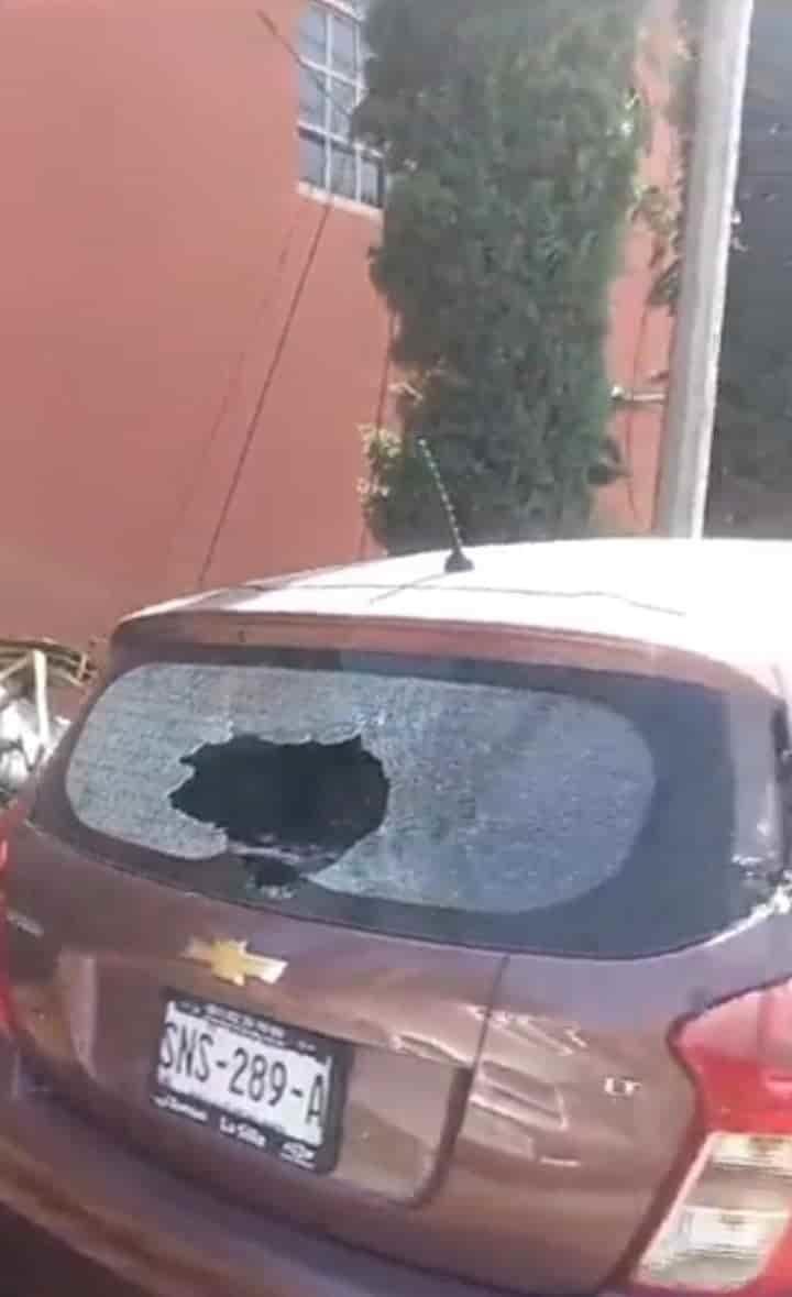 Cae transformador sobre vehículos