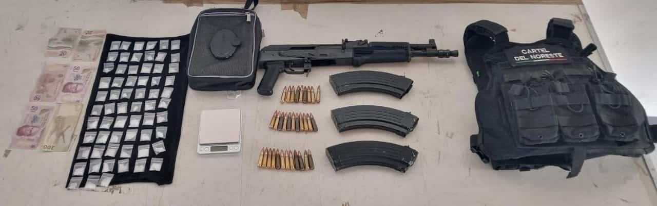 Un presunto integrante del crimen organizado y generador de violencia en Apodaca y Juárez, fue detenido por las autoridades en la Colonia Fomerrey 45, al sur del municipio de Monterrey, le aseguraron un explosivo artesanal, un arma de fuego, droga y un chaleco balístico.