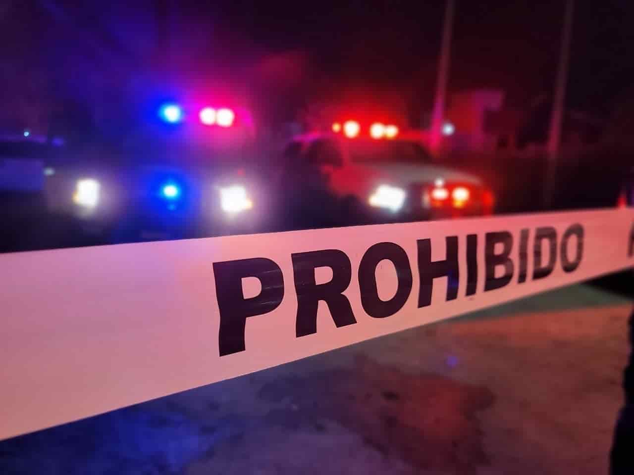 Luego del reporte de disparos en la Colonia Misión San Juan, en García, un joven fue encontrado sin vida, con al menos un balazo en la cabeza.