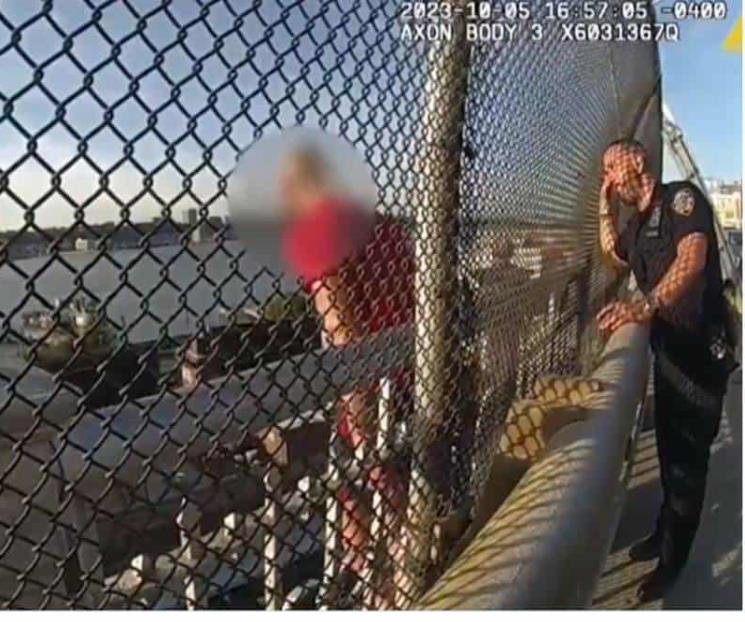 Entre lágrimas, policía impide que hombre salte de un puente