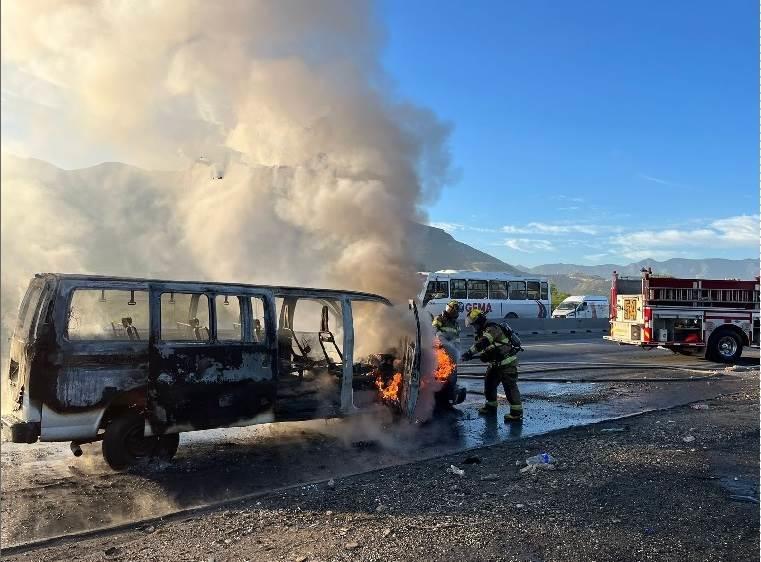 Acaba fuego con camioneta