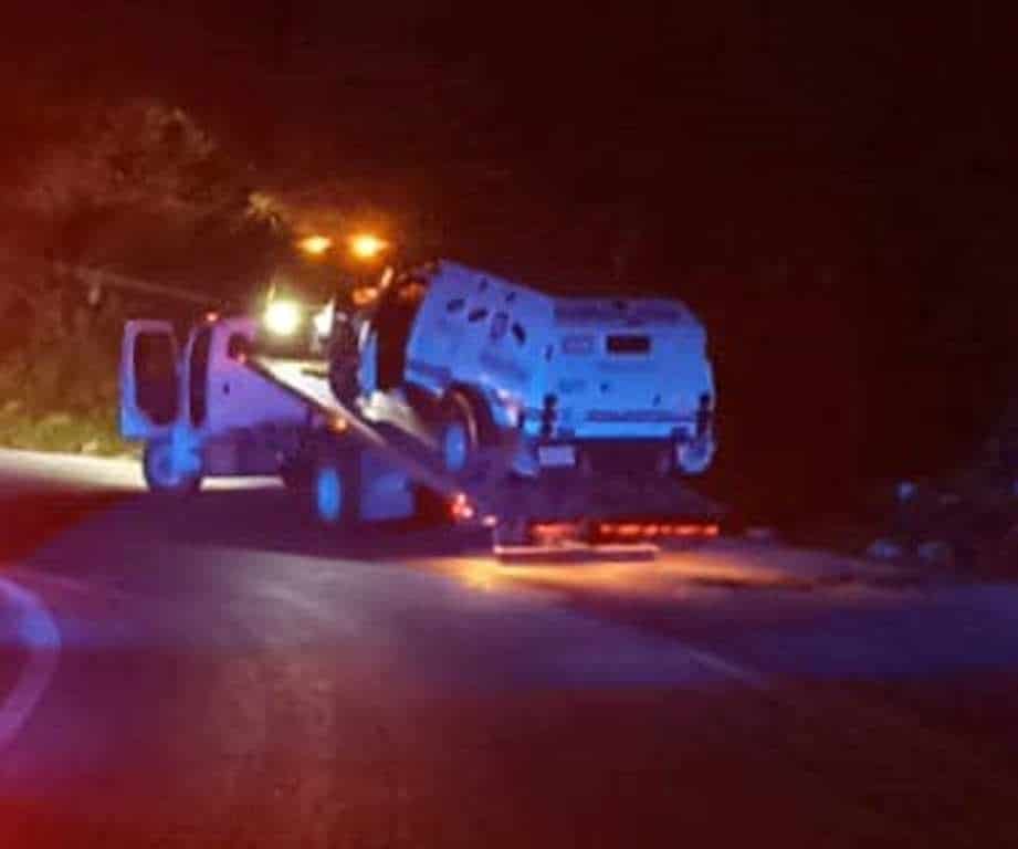 Tres empleados de una empresa especializada en traslado de valores, terminaron con algunas lesiones, al estrellarse su unidad blindada contra la pared de un cerro en el municipio de Iturbide, Nuevo León.