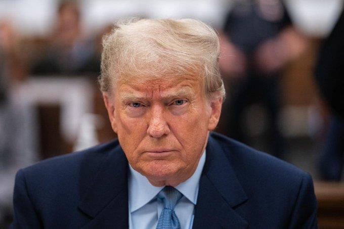 Juez multa a Trump con 5 mil dólares por mensaje en internet