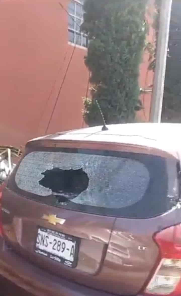 Elementos de Protección Civil Municipal de Monterrey, se movilizaron a la Colonia Residencial Vidriera, al reportarse el desplome de un transformador de la CFE sobre varios vehículos.