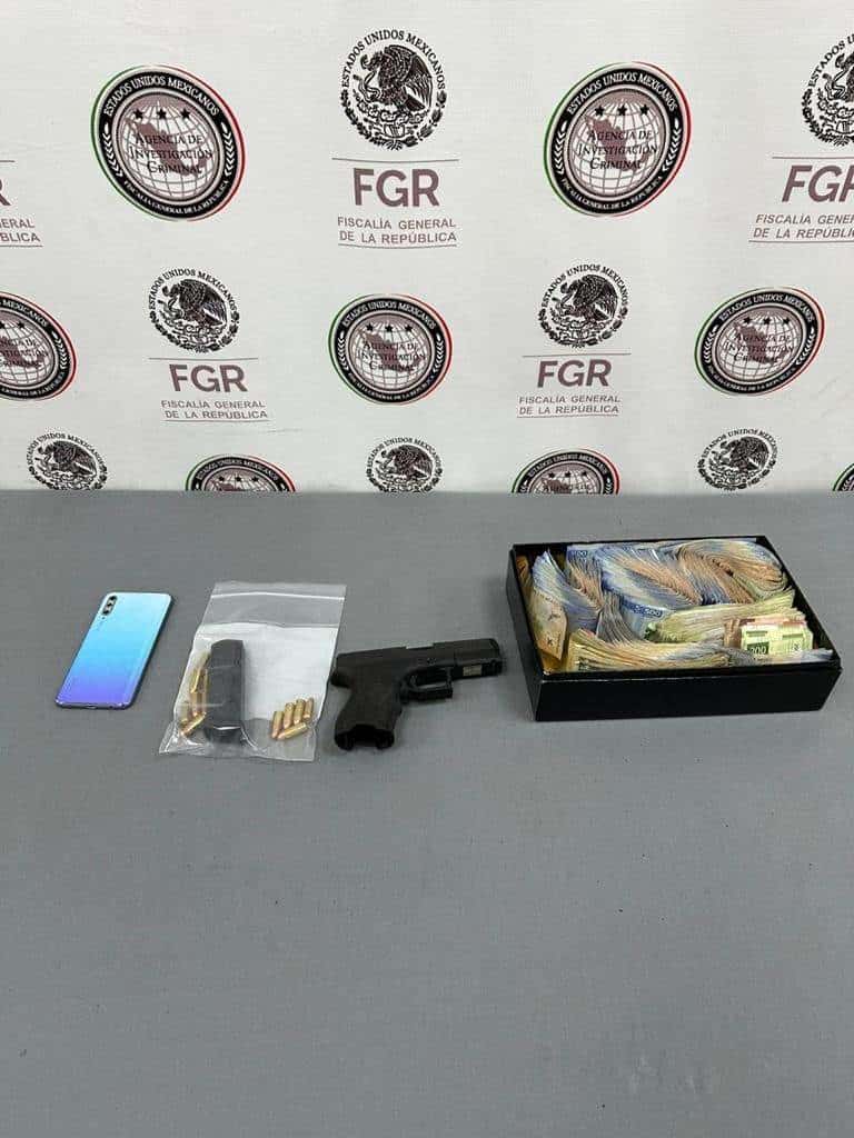 La Fiscalía General de la República en Nuevo León, cumplimentó una orden de cateo, que obtuvo del Juez de Distrito especializado en el Sistema Penal Acusatorio, y en la que aseguraron un arma de fuego y dinero en el municipio de Apodaca.