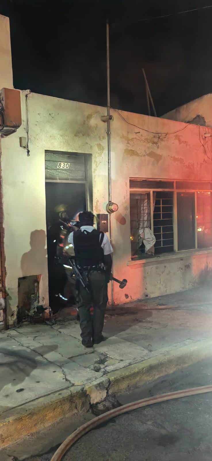 Elementos de la Policía de Monterrey lograron salvar a un hombre que se encontraba al interior de su domicilio mientras se incendiaba, la madrugada de ayer en el centro de la ciudad.