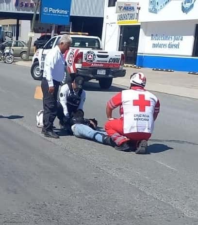 Una joven terminó con lesiones de consideración, después de derrapar su motocicleta, en un tramo carretero del municipio de Allende, Nuevo León.