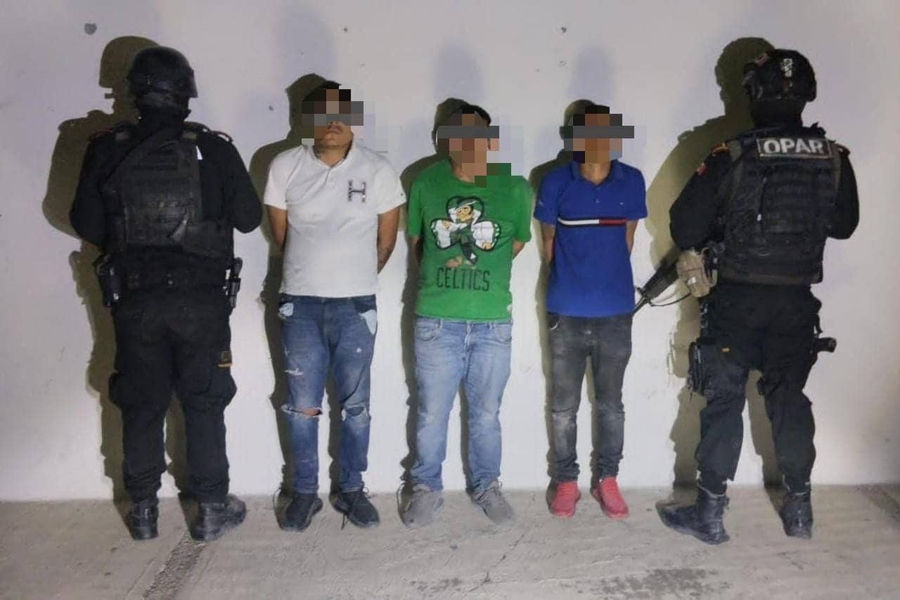 Elementos de Fuerza Civil, lograron la detención de integrantes de una celula criminal, que estaban arrojando ponchallantas en la Carretera de Monterrey a Laredo, en Ciénega de Flores.
