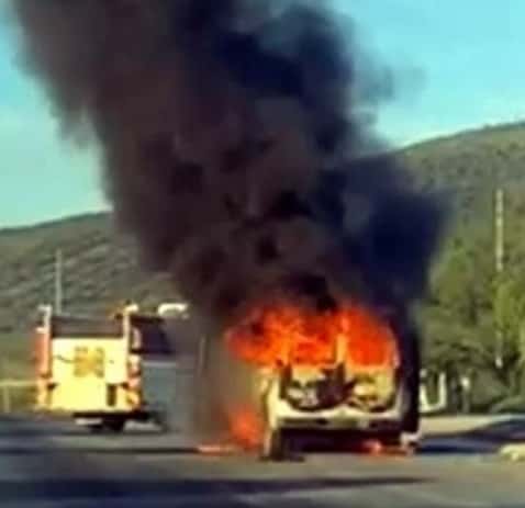El susto de su vida se llevó un conductor, cuando su camioneta repentinamente comenzó a incendiarse, cuando circulaba en territorio del municipio de García.