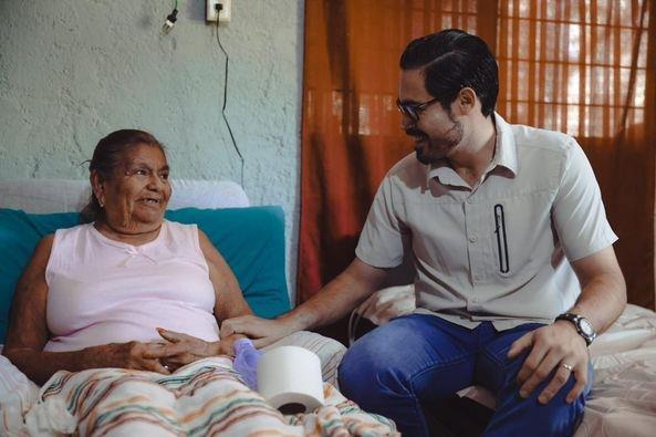 Entrega De la Peña apoyos médicos