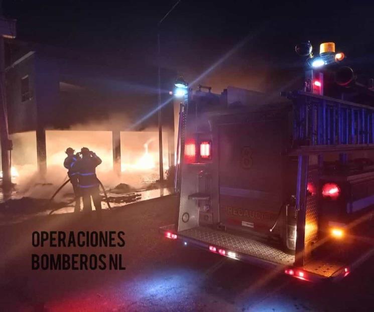 Arde bodega de plásticos