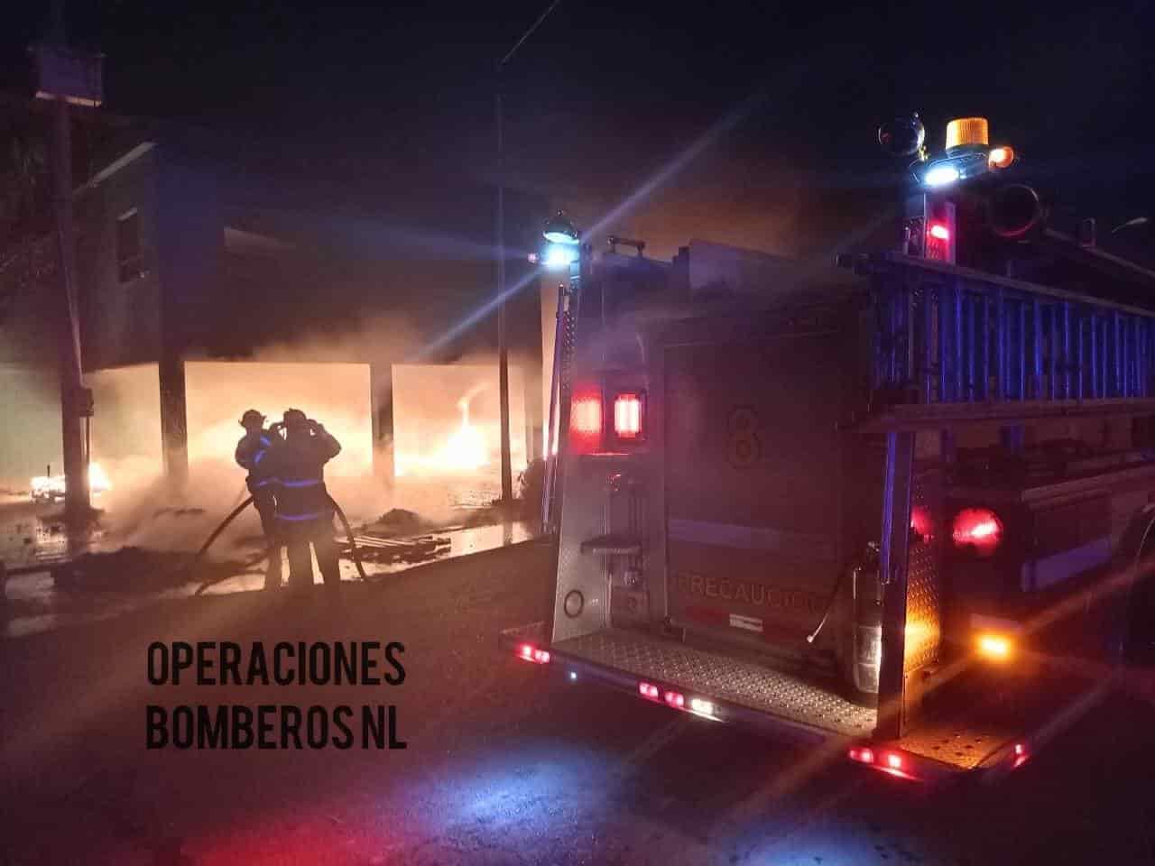 Una intensa movilización de los puestos de socorro, se registró en la Colonia Cosmopolis de Apodaca, al reportarse el incendio de una bodega de plásticos.