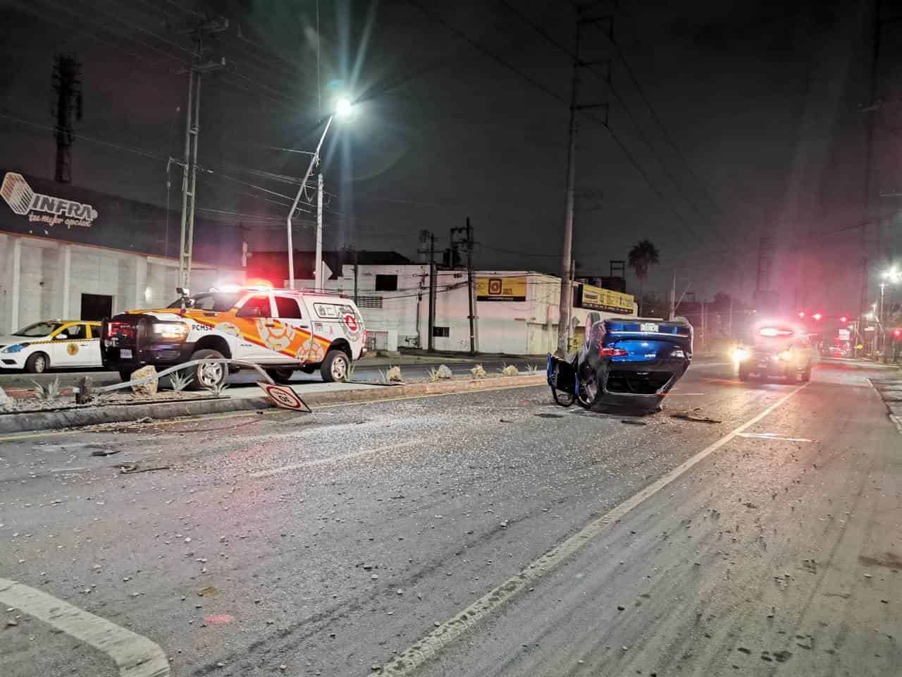 El aparente exceso de velocidad llevó a que la conductora perdiera el control de su auto y terminara volcándose, ayer frente a la plaza comercial Céntrika, en Monterrey.