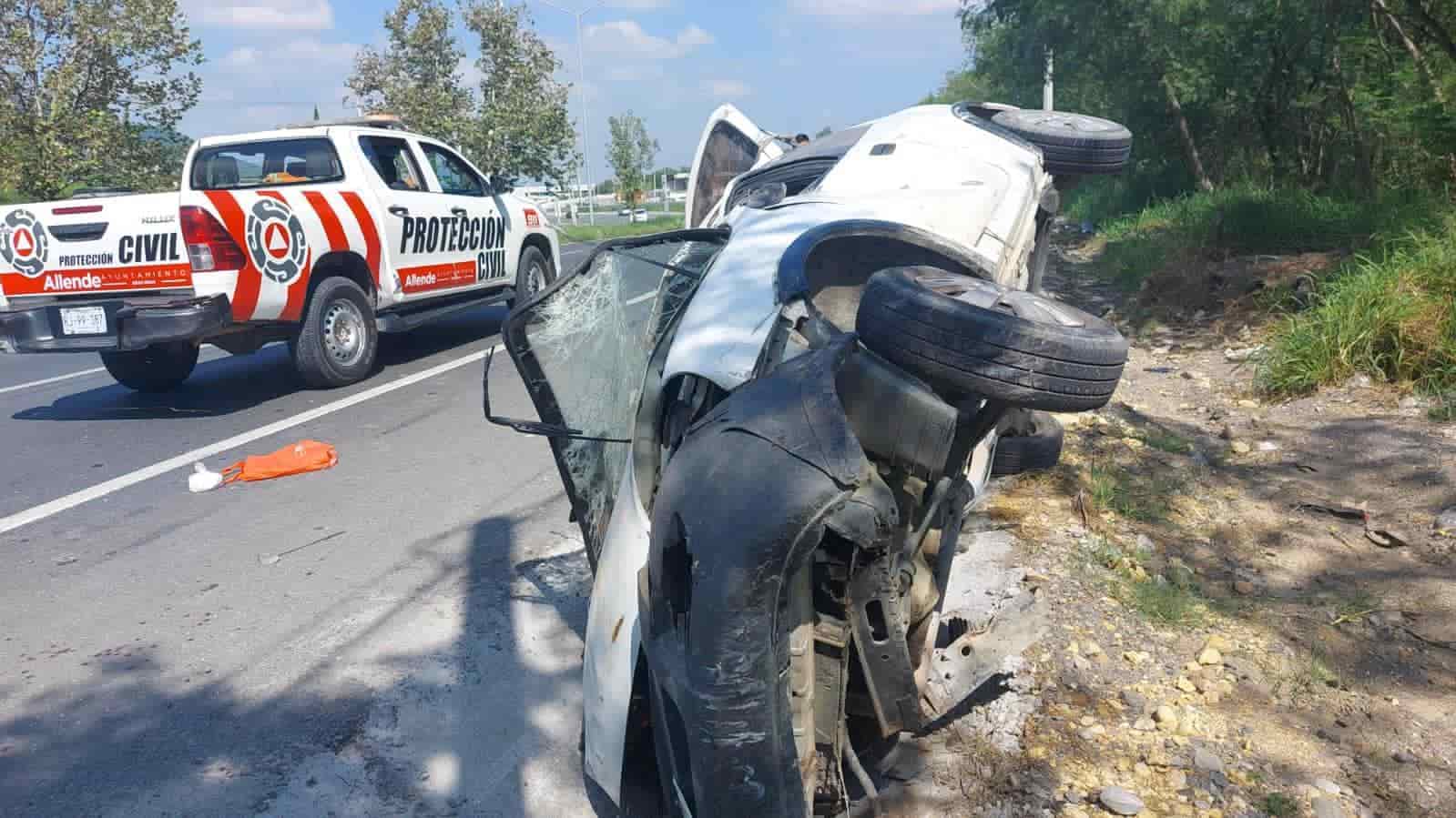 Cuatro personas lesionadas, fue el saldo que dejo la volcadura de un automóvil, registrada en la Carretera Nacional, en el municipio de Allende, Nuevo León.