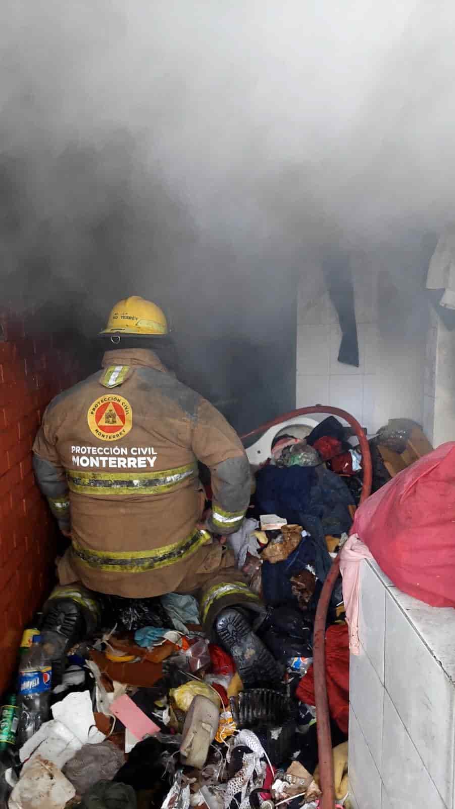 El incendio de una escuela primeria abandonada, pero presuntamente habitada por personas en situación de calle, causó alarma ayer en la Colonia Rubén Jaramillo, a donde acudieron elementos de Bomberos de Nuevo León y Protección Civil.
