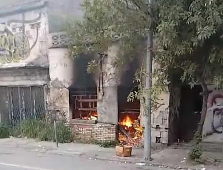 Se incendia casa abandonada cerca de Cintermex