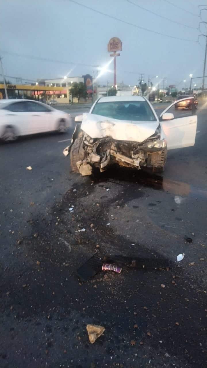 Derriba luminaria con su auto