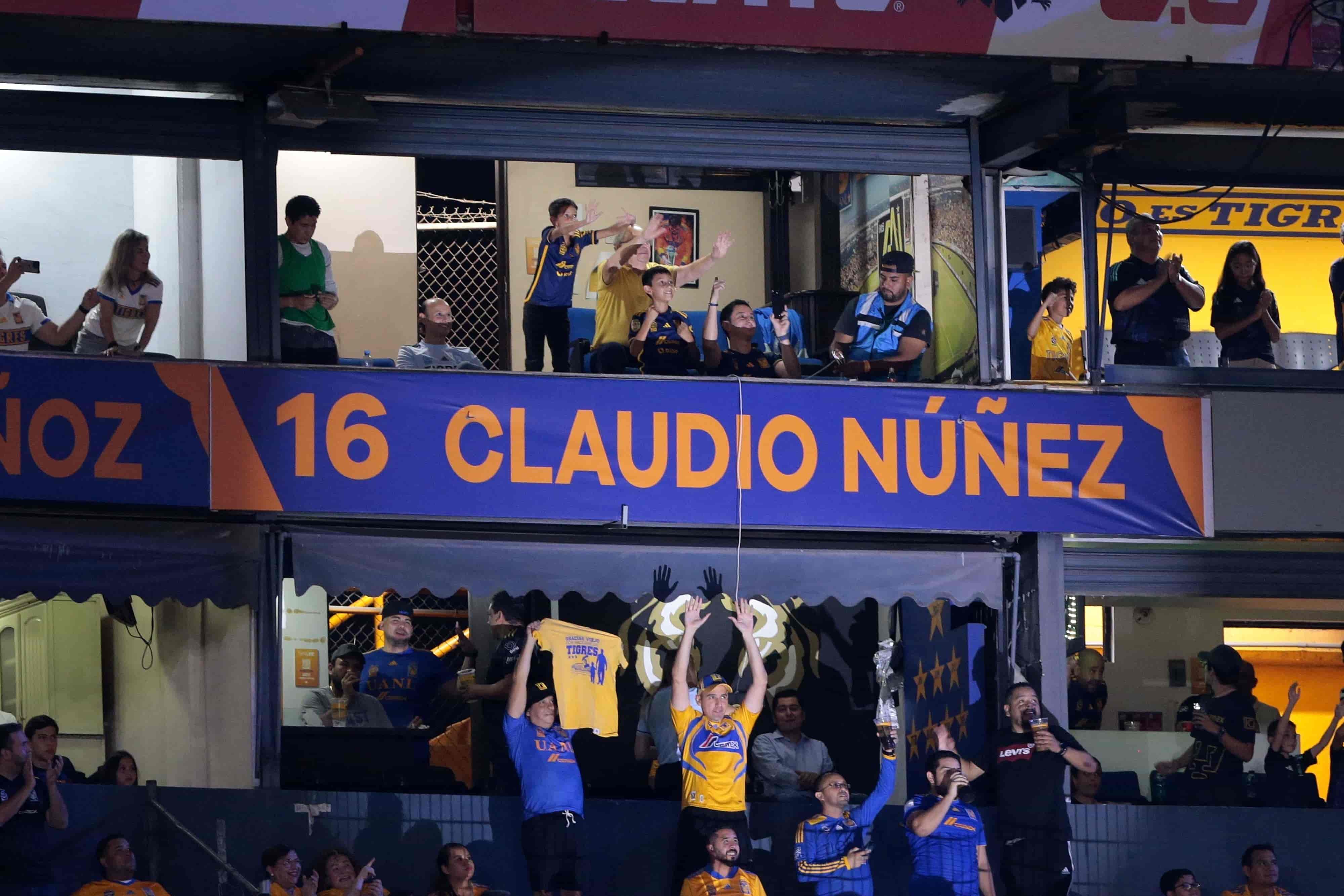 Homenaje a Claudio Núñez en el anillo de leyendas.