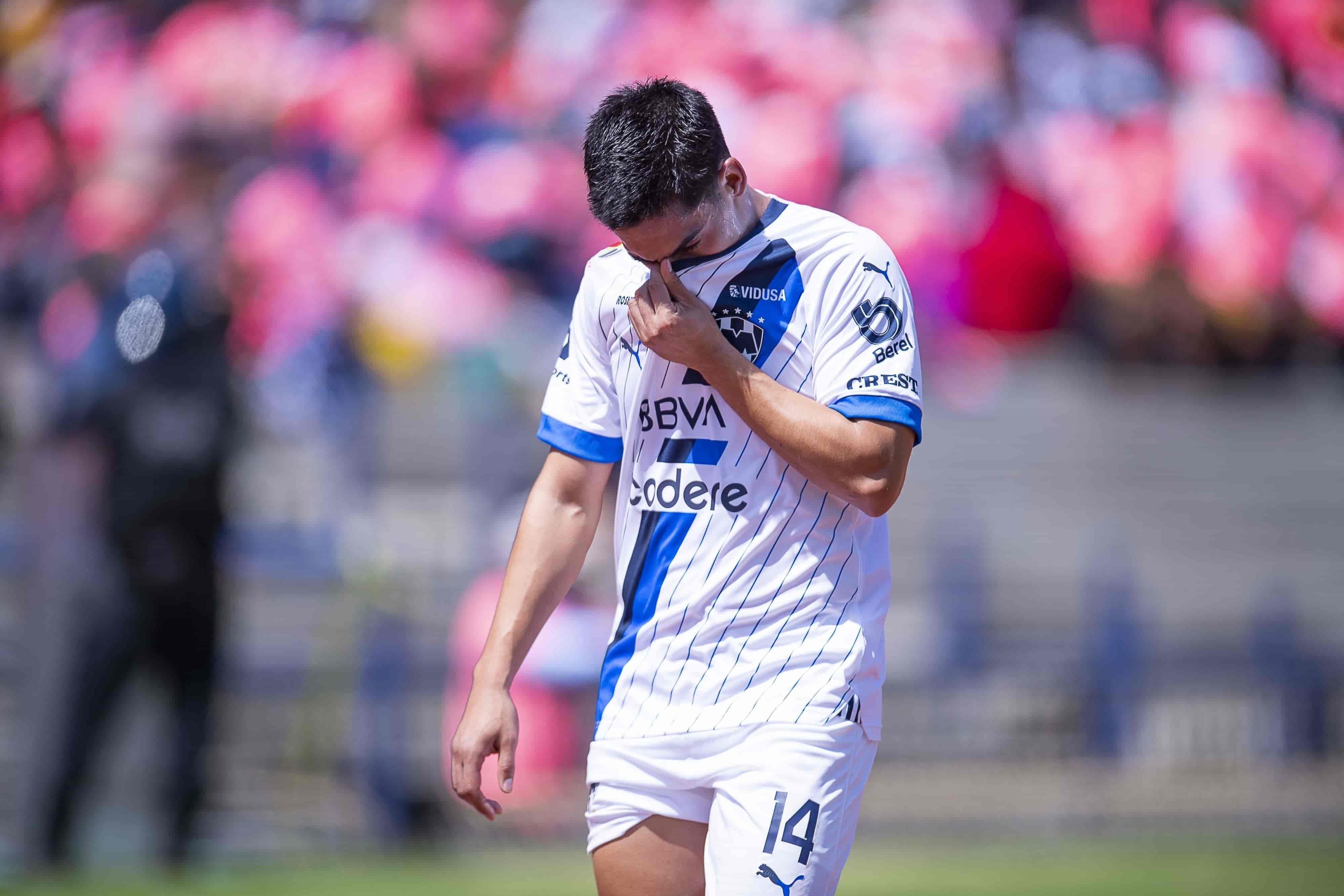 Erick Aguirre sale lesionado.