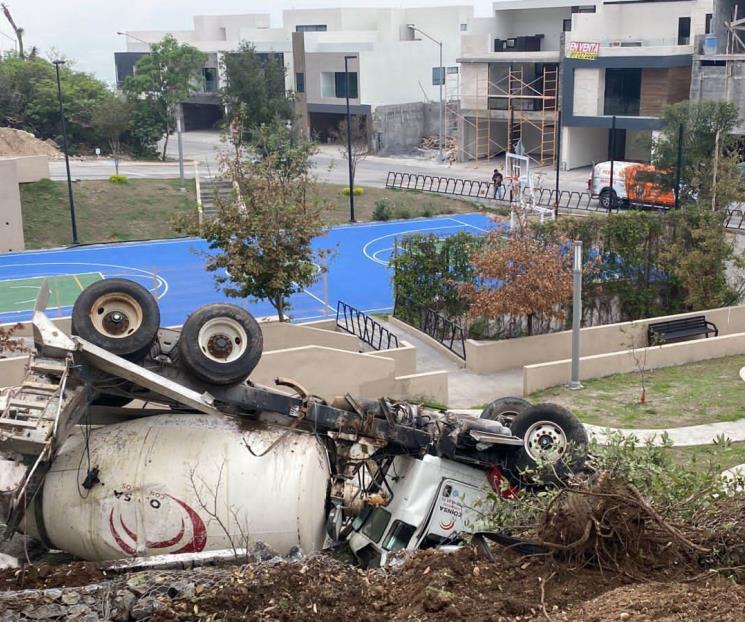 Vuelca camión revolvedora y cae en plaza publica en Cumbres