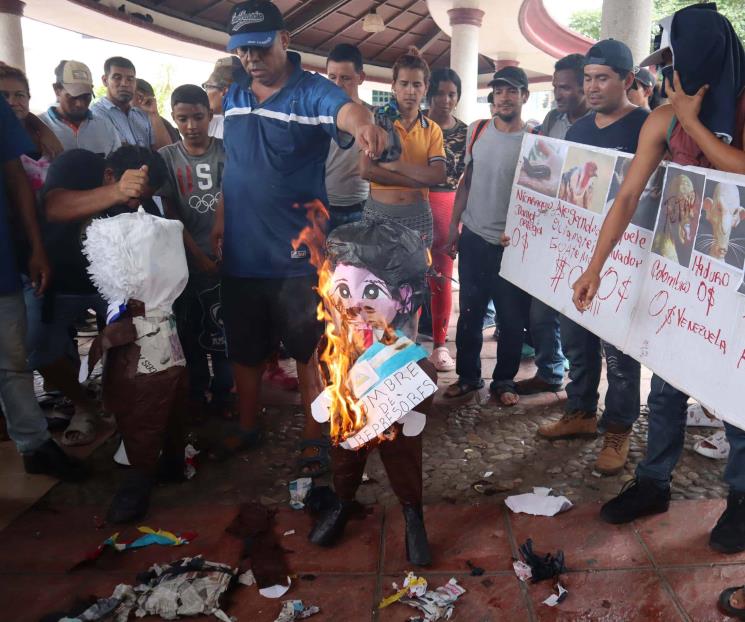 Queman migrantes piñatas de presidentes por Cumbre