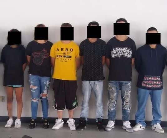 Cuatro hombres y dos mujeres fueron detenidos por elementos de Fuerza Civil, a quienes les decomisaron armas y dosis de estupefacientes, en Monterrey.