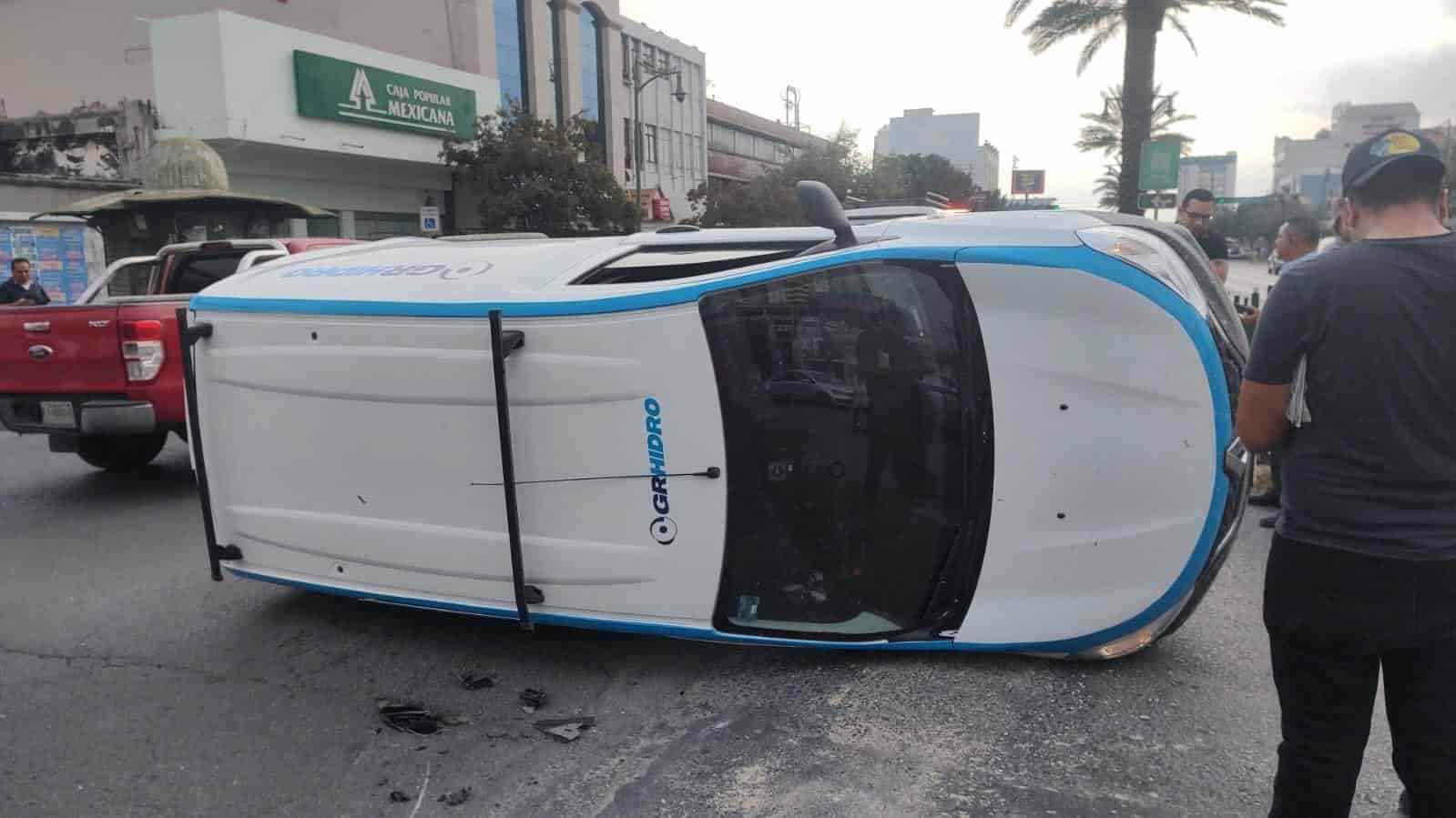 Con diversas lesiones resultó el conductor de una camioneta luego de ser chocado por un vehículo y terminar volcado, ayer en el cruce de la Calzada Madero y Juárez, centro de Monterrey.