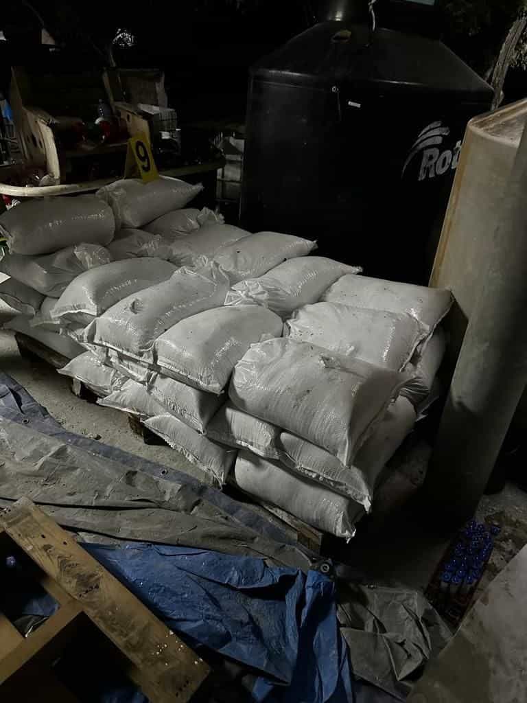 Un presunto laboratorio clandestino donde se hacía droga sintética, fue desmantelado por elementos de la Secretaría de la Defensa Nacional, ayer en el municipio de Salinas Victoria.