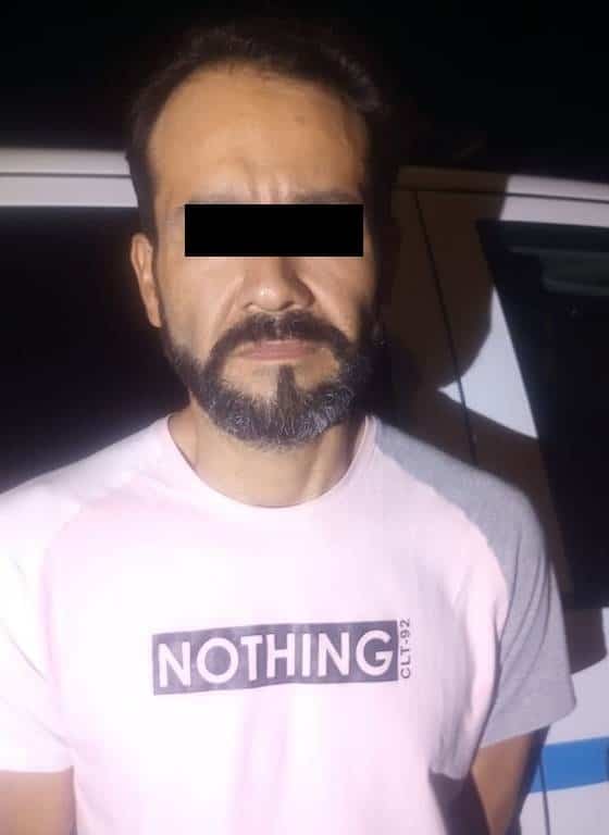 Un hombre fue detenido por oficiales de la Policía de Monterrey, luego de presuntamente viajar a bordo de una motocicleta con placa “colgada” que pertenece a otra, al poniente de la ciudad.