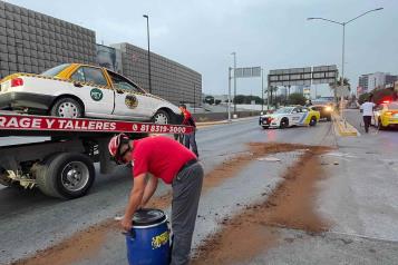 Vuelca taxi y sobrevive