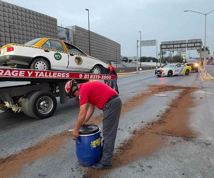 Vuelca taxi y sobrevive Vuelca taxi y sobrevive