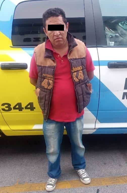 Un operador fue detenido por oficiales de la Policía de Monterrey, luego de que las cámaras de seguridad del C4i4, lo detectaran cuando circulaba en un tráiler, cuya caja presuntamente tena reporte de robo, ayer en la Avenida Gonzalitos.