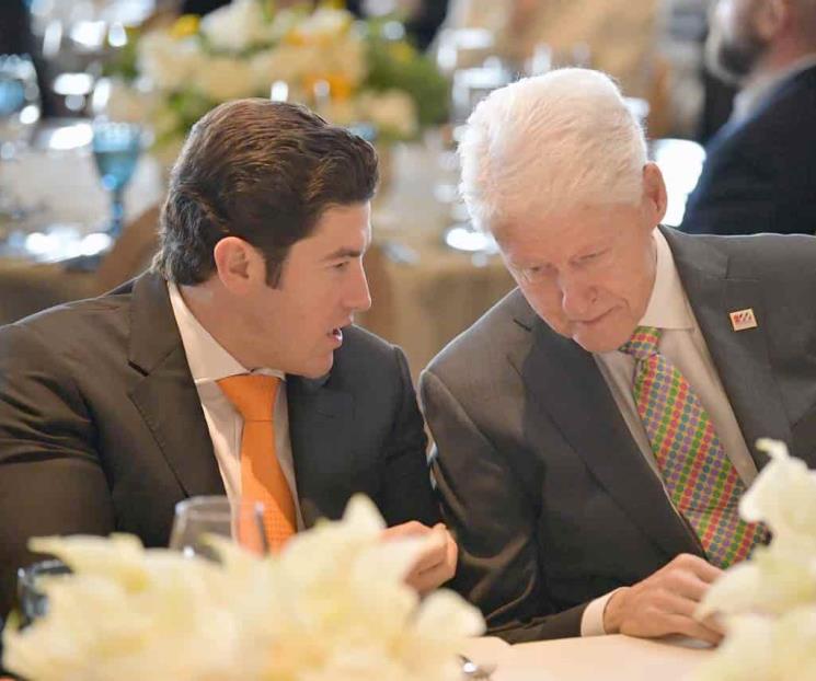 Respalda Clinton a gobernador rumbo a la presidencia