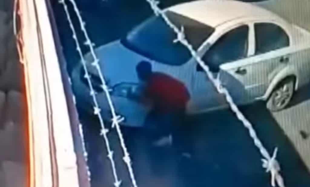 Elementos de la Agencia Estatal de Investigaciones, buscan a un delincuente que robo más de diez baterías de vehículos estacionados en empresas del municipio de Salinas Victoria.