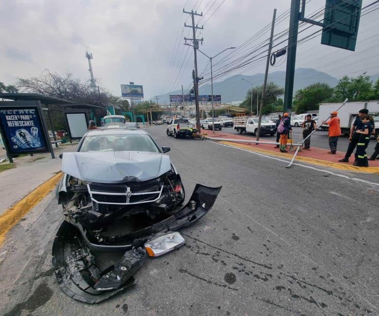 Impacta auto contra luminaria