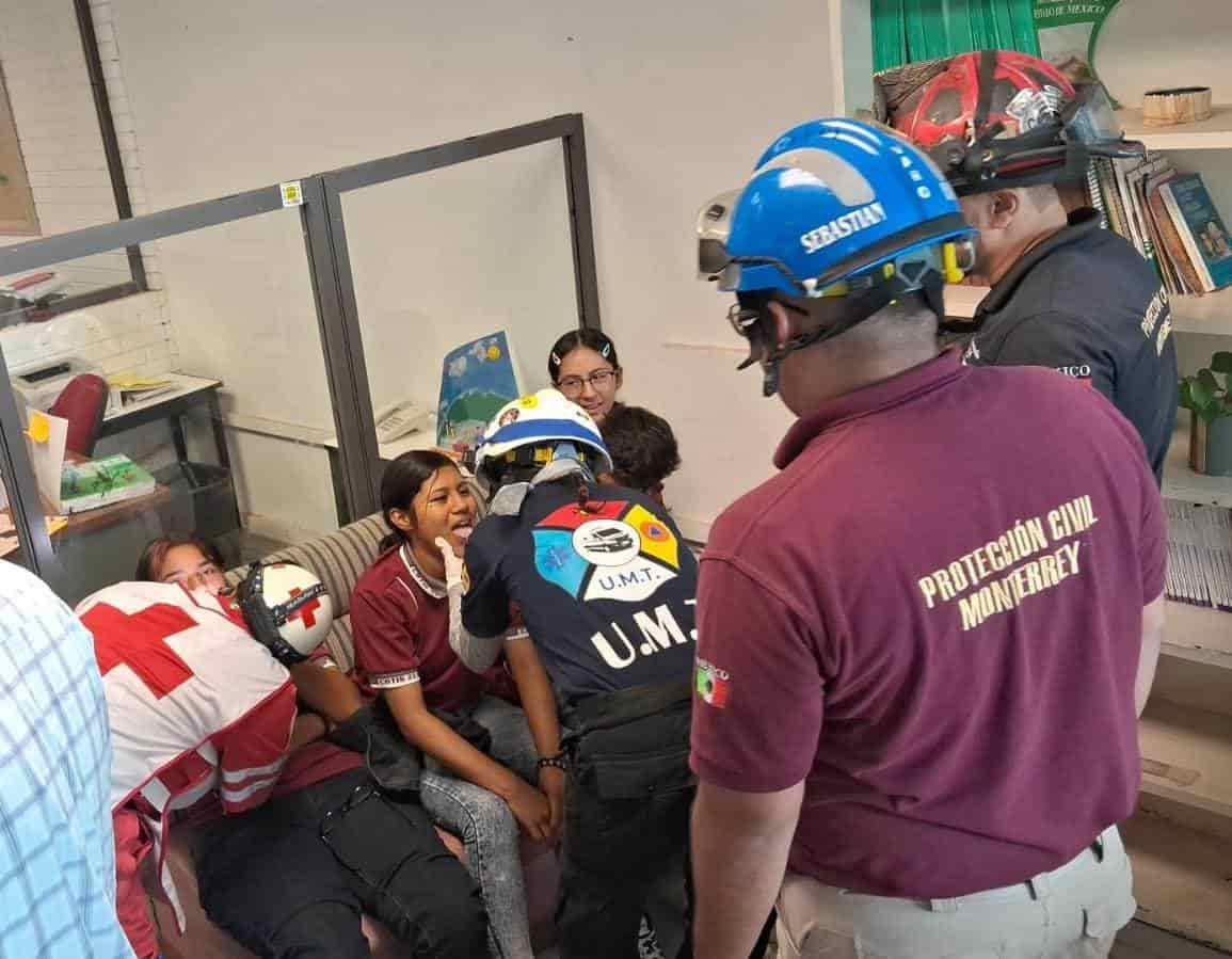 Al menos siete menores resultaron lesionados luego de que al estar haciendo un trabajo en clase ocasionaran una explosión al mezclar alcohol con cloro, ayer en el Cbtis 22 de la Colonia Mitras Norte, en Monterrey.