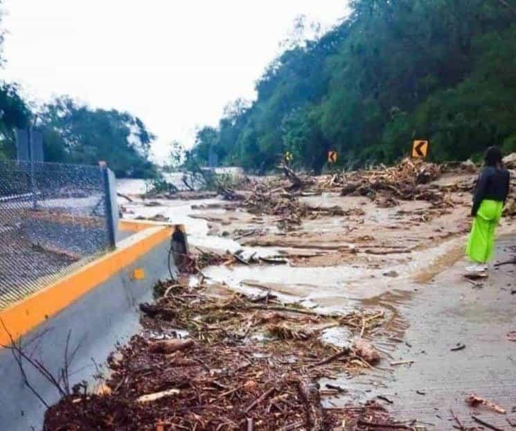 Por deslaves de Otis, cierran la Autopista del Sol