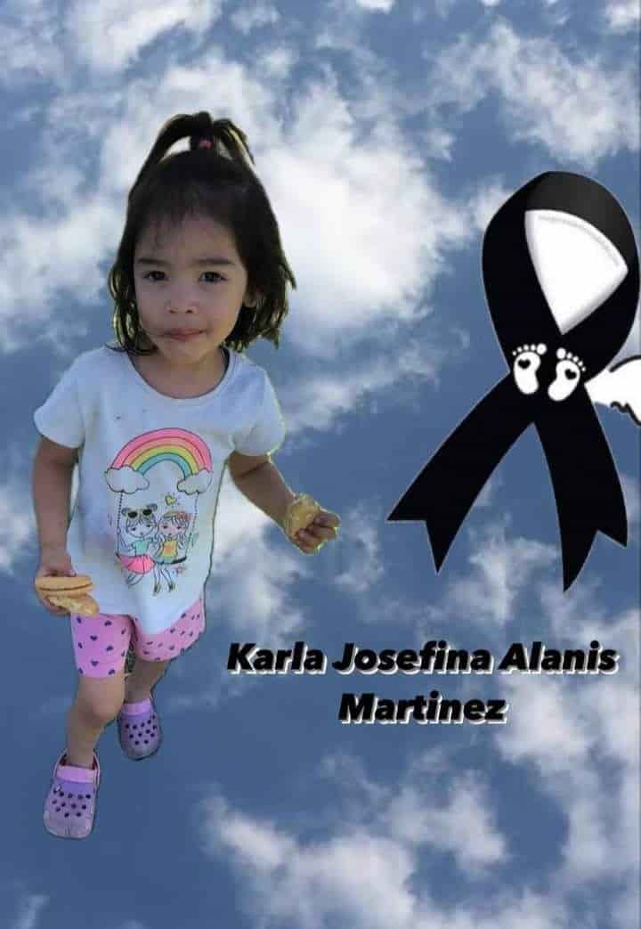 Familiares y amigos de la pequeñita Karlita, quien perdiera la vida ahogada al caer a una alcantarilla, en el municipio de Montemorelos, fue despedida en un panteón municipal de esta localidad.