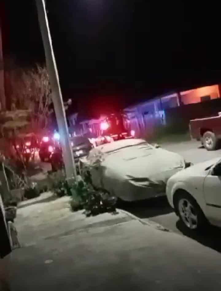 Tras una aparente persecución, tres elementos de la policía de Hualahuises resultaron lesionados al chocar la madrugada de ayer en la cabecera municipal de esa localidad al sur de Nuevo León.